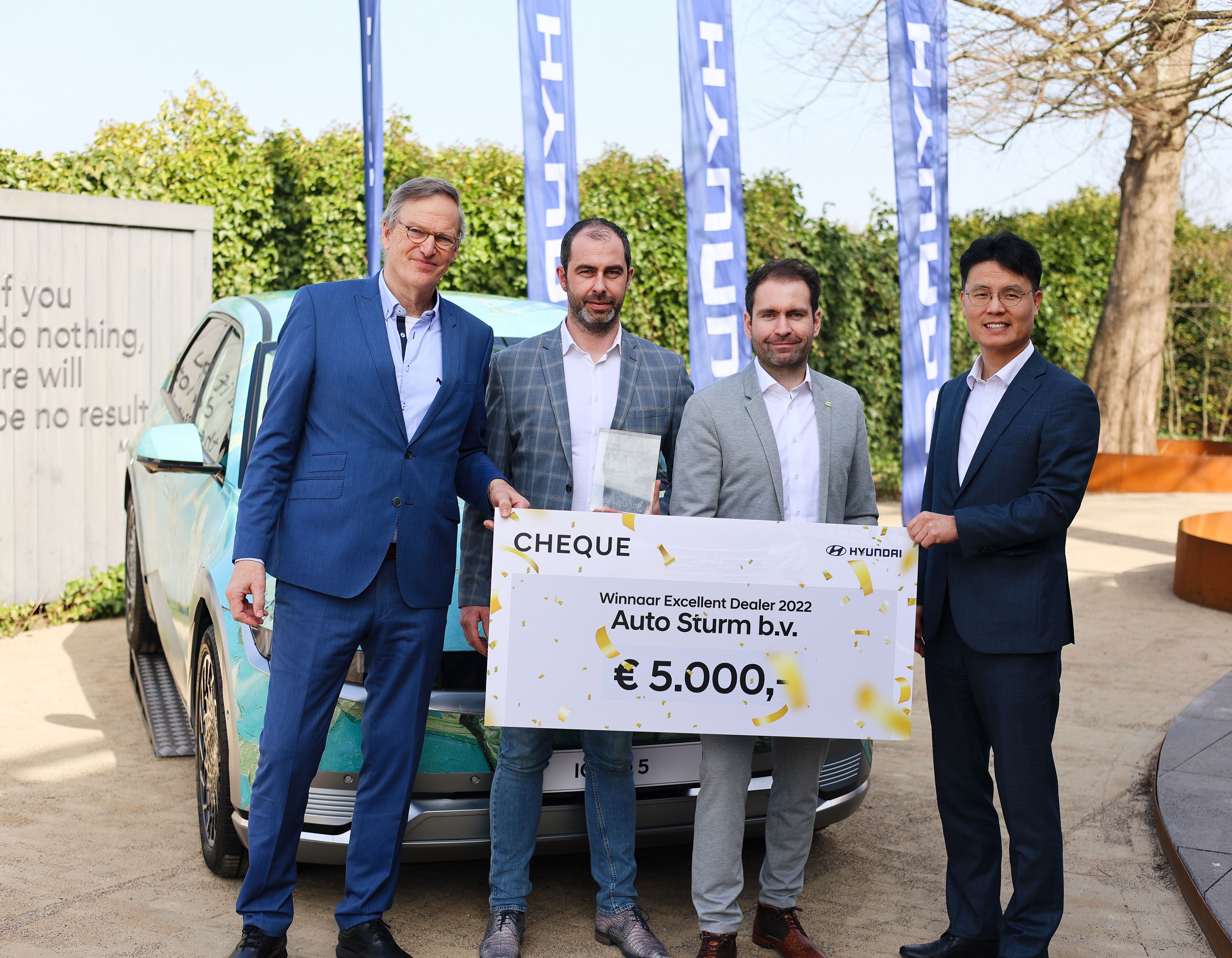 Foto Auto Sturm b.v. (v.l.n.r.): Ton Geenjaar, Dennie Sturm, Joris Sturm en JP Lee.