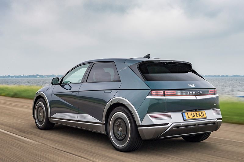 De IONIQ 5 is verkrijgbaar met keuze uit twee batterijpakketten (58 kWh en 77,4 kWh) en achterwiel- of vierwielaandrijving.