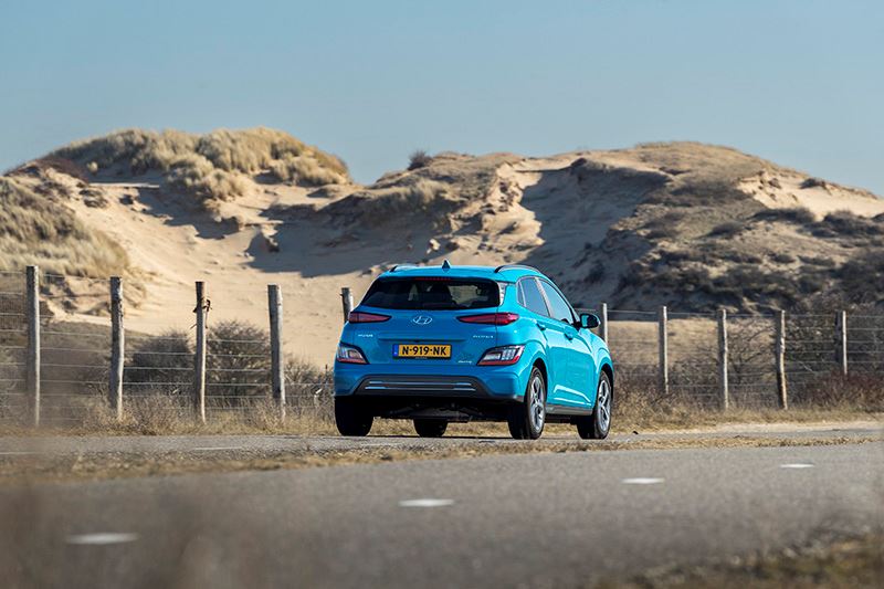 Autovisie over de vernieuwde Hyundai KONA Electric: ‘Zelfs met windkracht 7 wist de KONA Electric binnen de lijnen te blijven’.