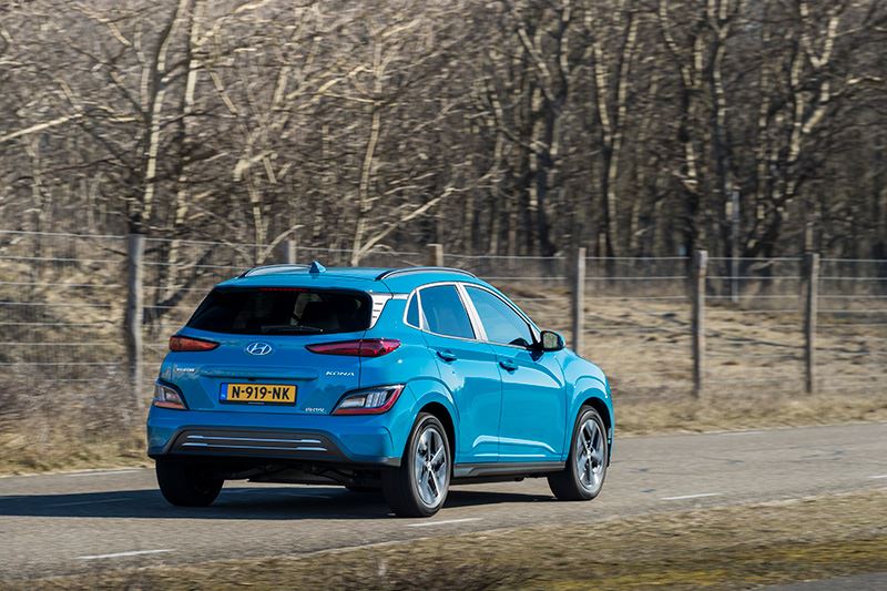 Bright over de Hyundai KONA Electric: ‘Hij heeft een accu van dik 60 kWh en gaat zuinig met de stroom in die accu om.’