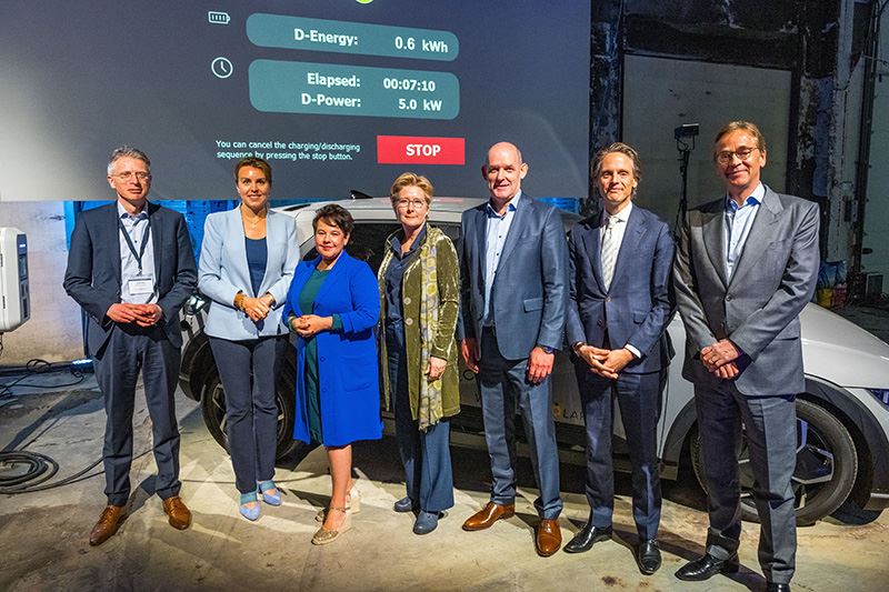 (V.l.n.r.:) Robin Berg (directeur en oprichter van We Drive Solar), Vivianne Heijnen (staatssecretaris van Infrastructuur en Waterstaat), Sharon Dijksma (burgemeester van Utrecht), Anneke de Vries (directeur Stations en lid Raad van Bestuur van NS), Michael Cole (President en CEO van Hyundai Motor Europe), Onno Dwars (CEO van Ballast Nedam Development) en Bart Meijer (CEO van MRP).