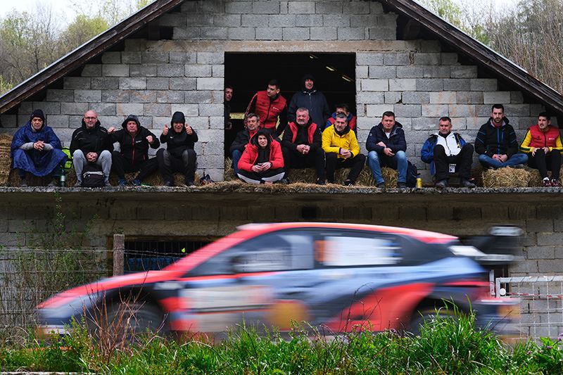 Met een ruim een seconde voorsprong ging Ott Tänak de afsluitende powerstage in. Daarin moest de Hyundai-coureur alsnog het hoofd buigen.