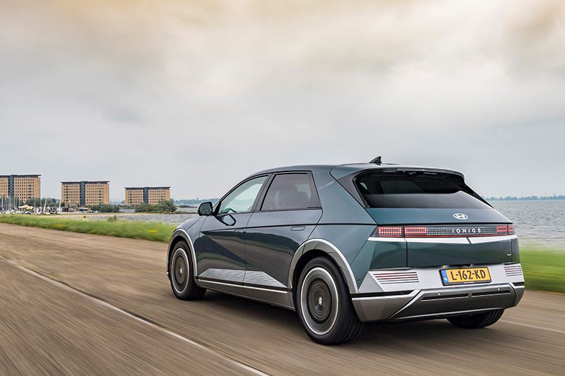 Auto Review over de IONIQ 5: ‘Qua binnenruimte is de auto ongenaakbaar.’