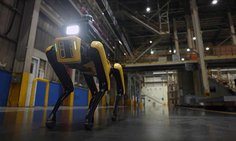 De robot Spot helpt bij het uitvoeren van inspecties bij onder andere energie- en nutsbedrijven.