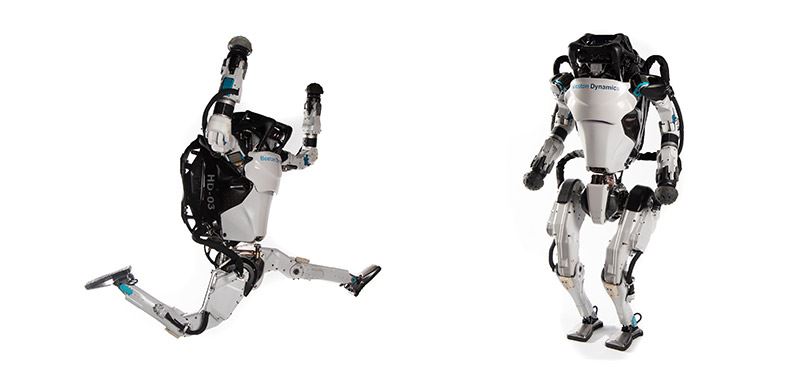 De humanoïde robot Atlas kan met gemak over allerlei obstakels bewegen.