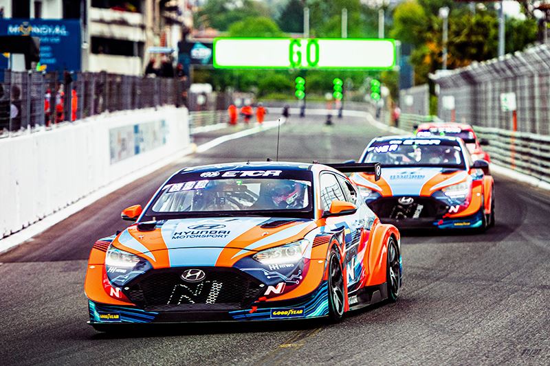 De Hyundai Veloster N ETCR in actie tijdens de eTouring Car World Cup in Pau.