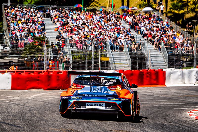 De Hyundai Veloster N ETCR in actie tijdens de eTouring Car World Cup in Pau.