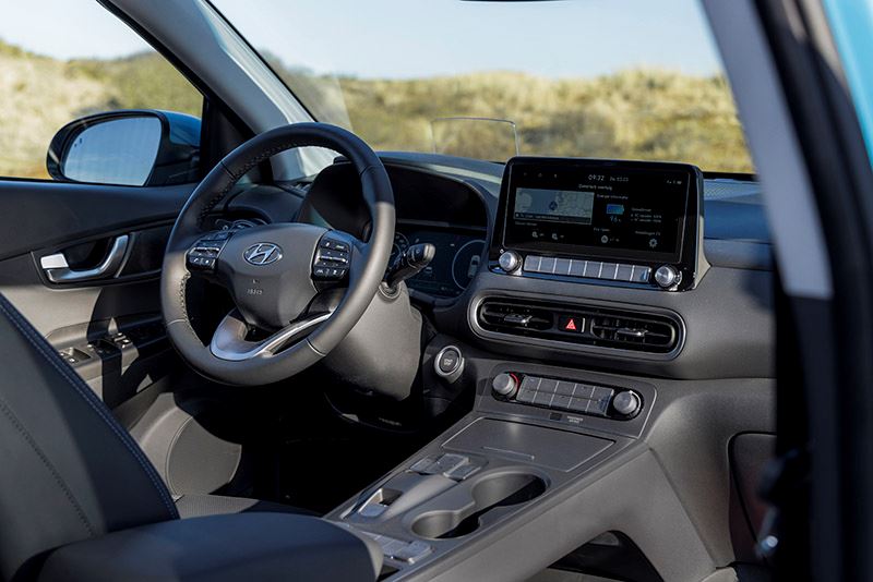 Het AD over de Hyundai KONA Electric: ‘De standaarduitrusting is allerminst kinderachtig.’