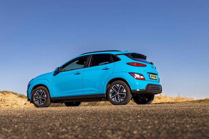 Het AD over de Hyundai KONA Electric: ‘Met de geteste versie met 64 kWh red je zonder enige moeite ruim 450 kilometer per laadbeurt.’