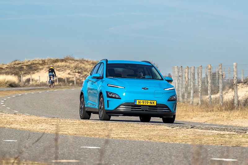 Het AD over de Hyundai KONA Electric: ‘Met bijna 400 Newtonmeter raffelt hij elke versnelling af met het grootste gemak.’