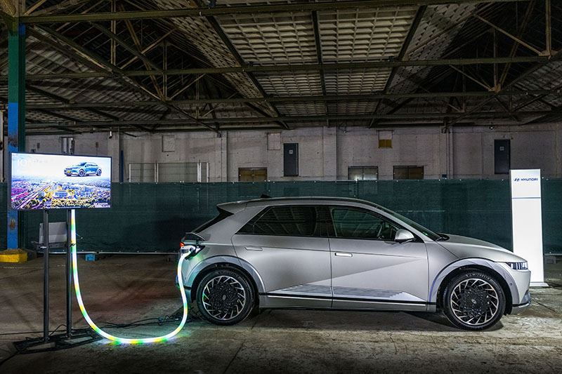 De IONIQ 5 kan ook stroom teruggeven, om televisie te kunnen kijken bijvoorbeeld.