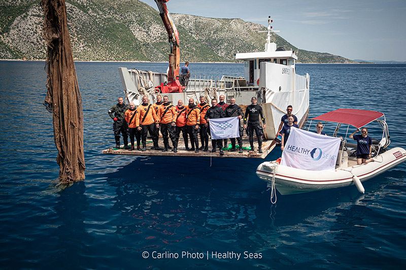 Duikers van Healthy Seas en vrijwilligers spannen zich in voor het opruimen van de zeeën en oceanen.