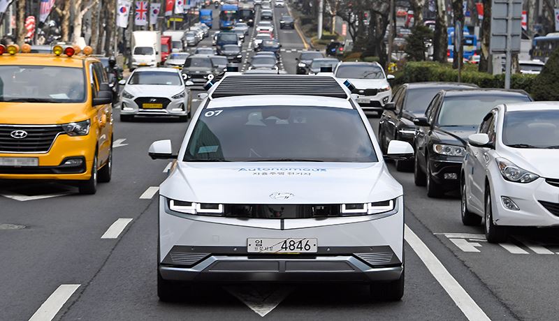 De autonoom rijdende RoboRide-taxi van Hyundai.