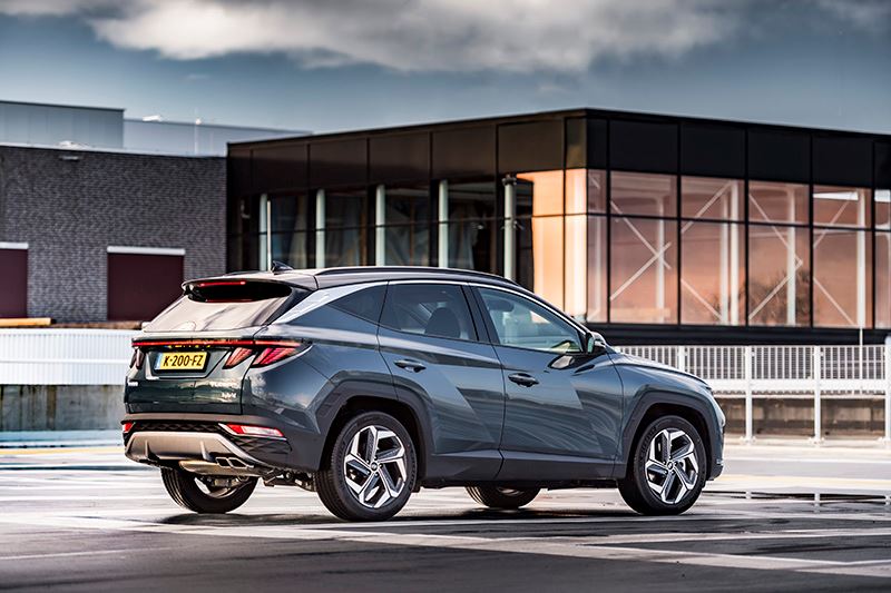 AutoWeek over de Hyundai TUCSON: ‘Op buitenwegen betaalt de vrij softe afstemming zich terug in de vorm van veel comfort.’