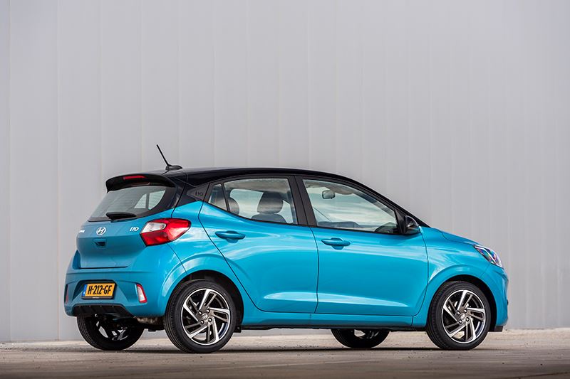 AutoWeek over de Hyundai i10: ‘De instap naar de achterbank gaat door een lekker groot portier. Twee volwassenen kunnen er redelijk zitten.’