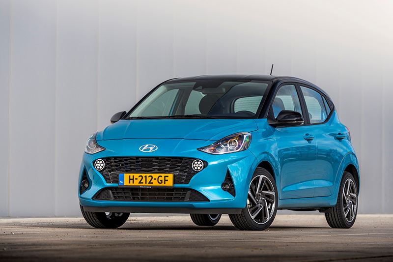 AutoWeek over de Hyundai i10: ‘De i10 is een aangename reisgenoot waarmee je prima naar Nice of Verona kunt rijden.’
