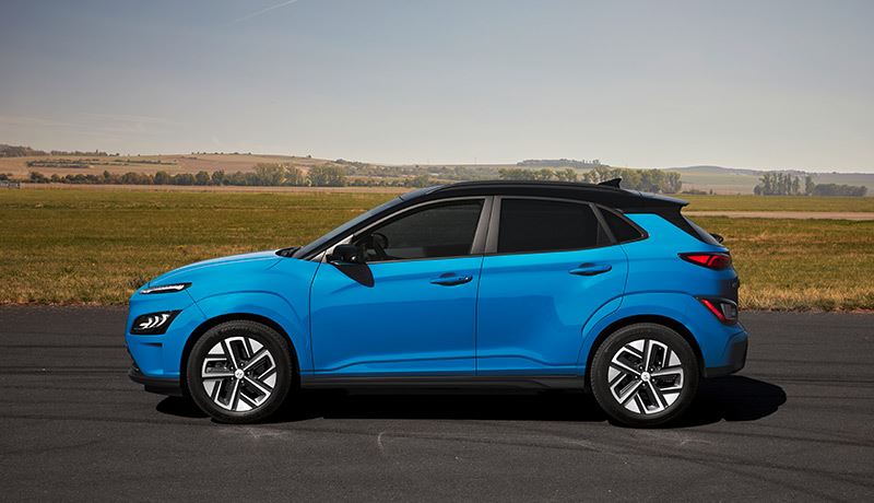 De Hyundai KONA Electric heeft een vernieuwd design, is slanker, verfijnder en voorzien van de nieuwste slimme technologie.