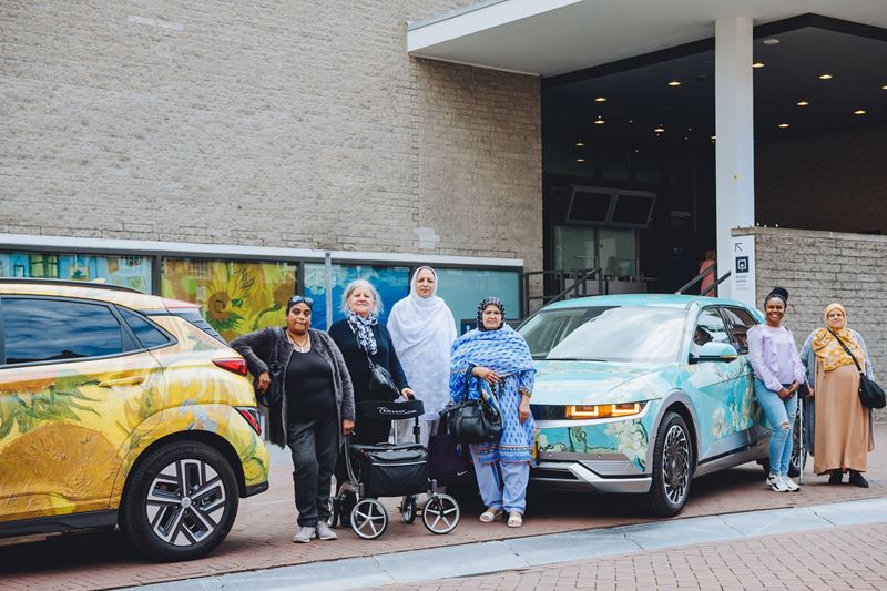 Fotobijschrift: Bewoners van zorginstelling Cordaan worden naar het Van Gogh Museum gebracht in elektrische auto’s van Hyundai. (Foto: Jelle Draper)