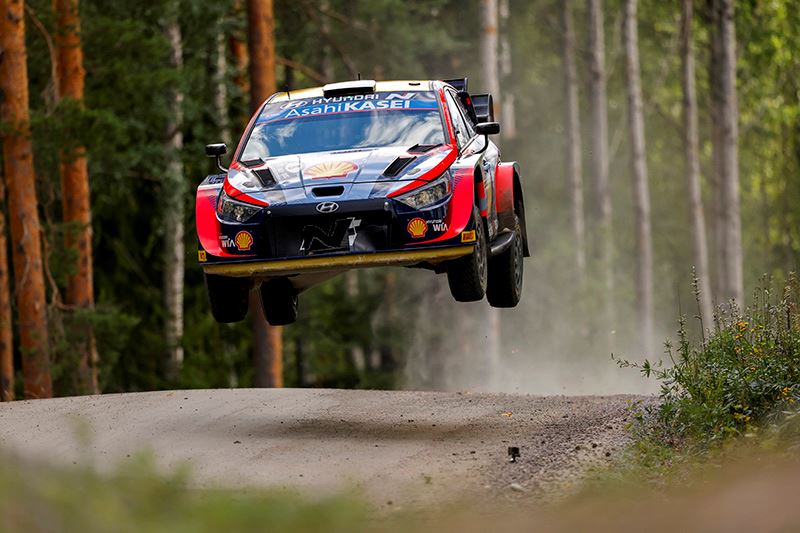 Rallyrijder van Hyundai Motorsport Ott Tänak vliegt naar de overwinning in de Rally van Finland.