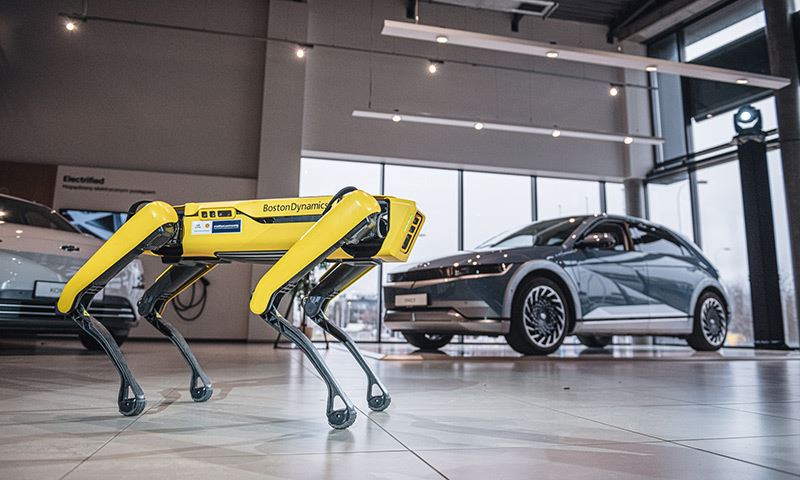 Spot, de robothond van Hyundai en Boston Dynamics, naast de elektrische IONIQ 5.