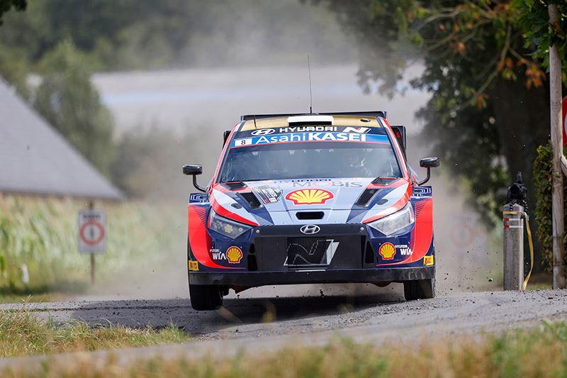 Ott Tänak, rallyrijder van Hyundai Motorsport, op weg naar de overwinning in de Rally van Ieper (België).