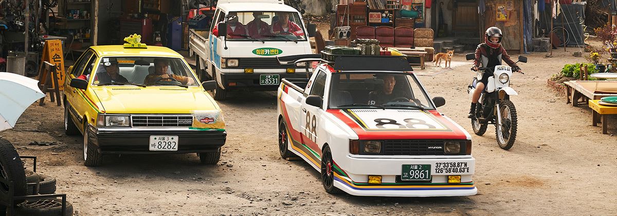 Ronkende retro-modellen van Hyundai in actiefilm Seoul Vibe op Netflix