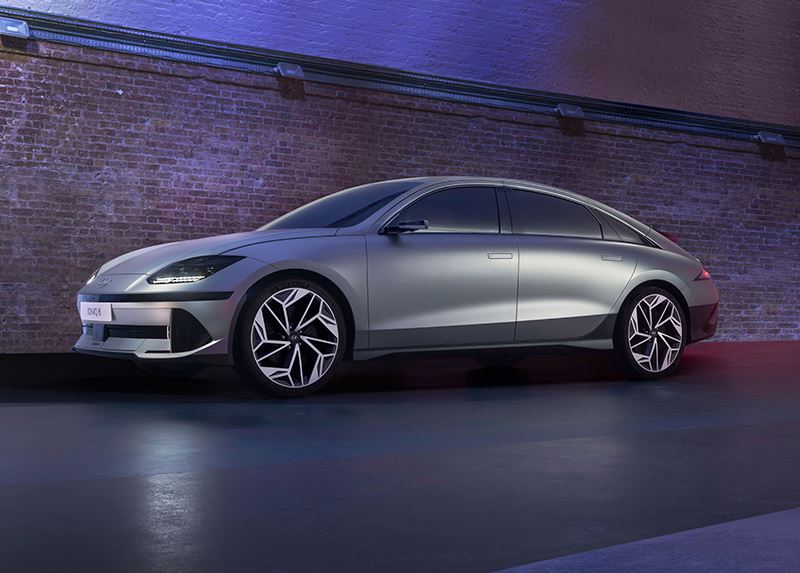 Met zijn aerodynamische design, slimme technologieën en riante rijbereik verlegt de Hyundai IONIQ 6 de grenzen van elektrische mobiliteit.