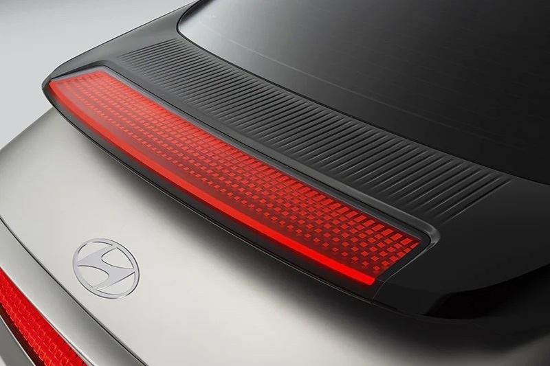 De Hyundai IONIQ 6 telt ruim 700 pixels. Je vindt ze onder meer in de achterspoiler.