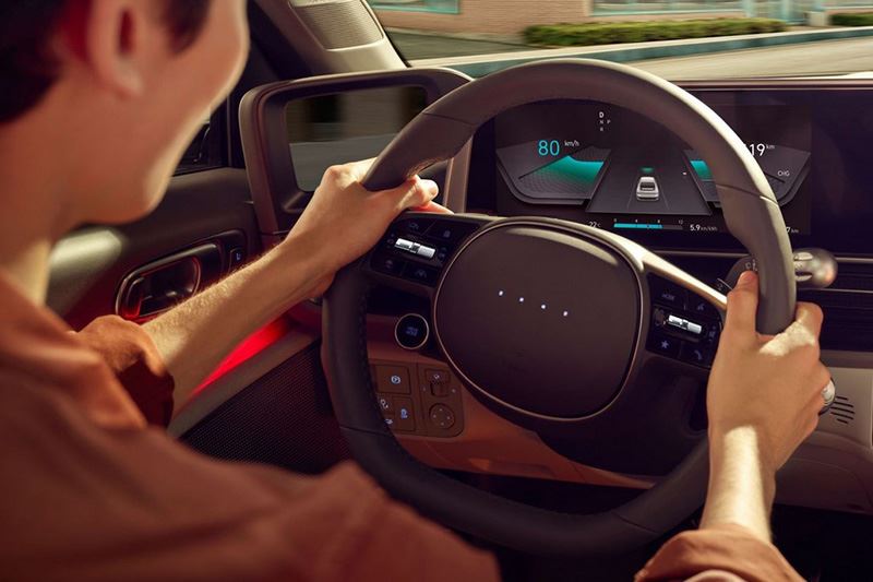 De 4-dot Interactive Pixel Lights op het stuurwiel van de Hyundai IONIQ 6 geven informatie over onder meer de rijmodus en de laadstatus.