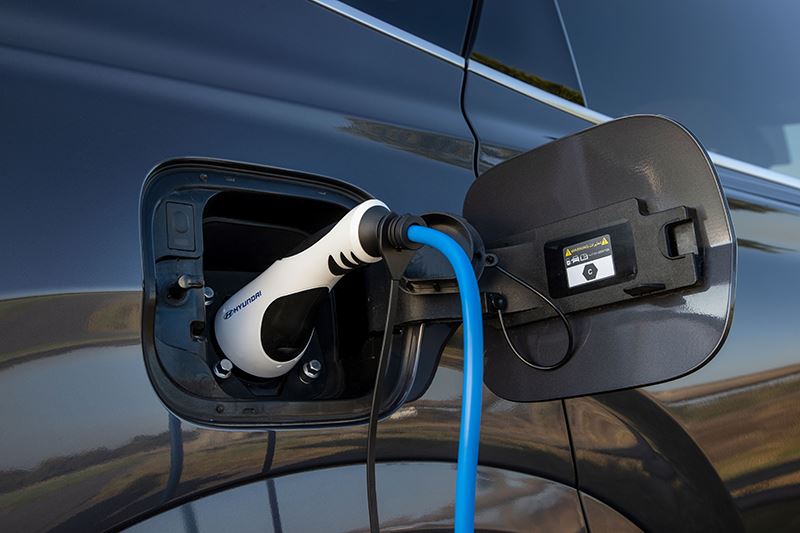 Auto Review over de Hyundai SANTA FE Plug-in Hybrid: op een volle batterij kan hij tot 49 kilometer volledig elektrisch rijden.