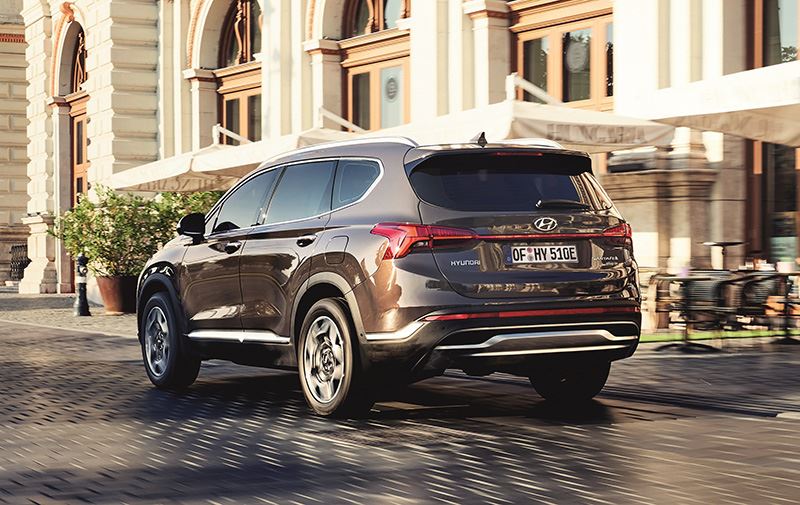 Auto Review over de Hyundai SANTA FE Plug-in Hybrid: zijn onderstel is comfortabeler afgeveerd dan die van de BMW X3 en de Volvo XC60.