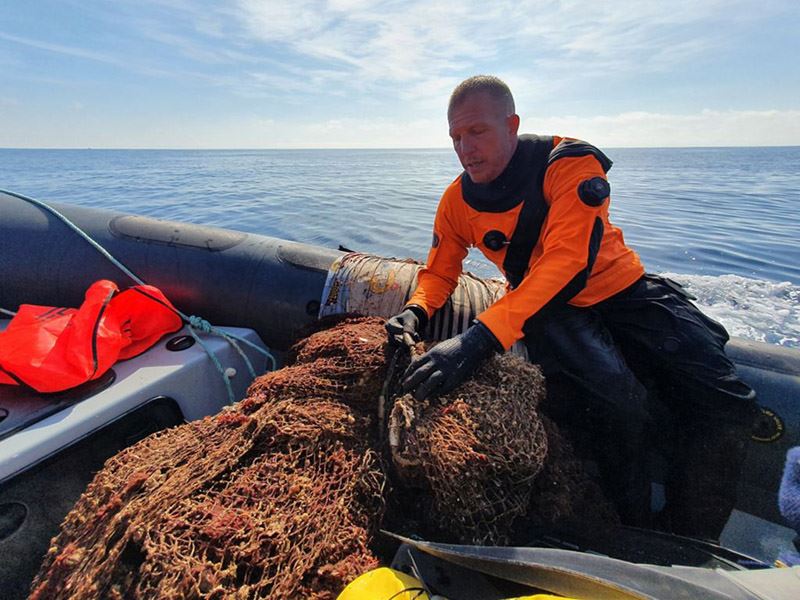 Rond Ithaka werd in totaal 23,5 ton afval verwijderd, waaronder 18,5 ton netten en vijf ton ander zwerfvuil op zee.