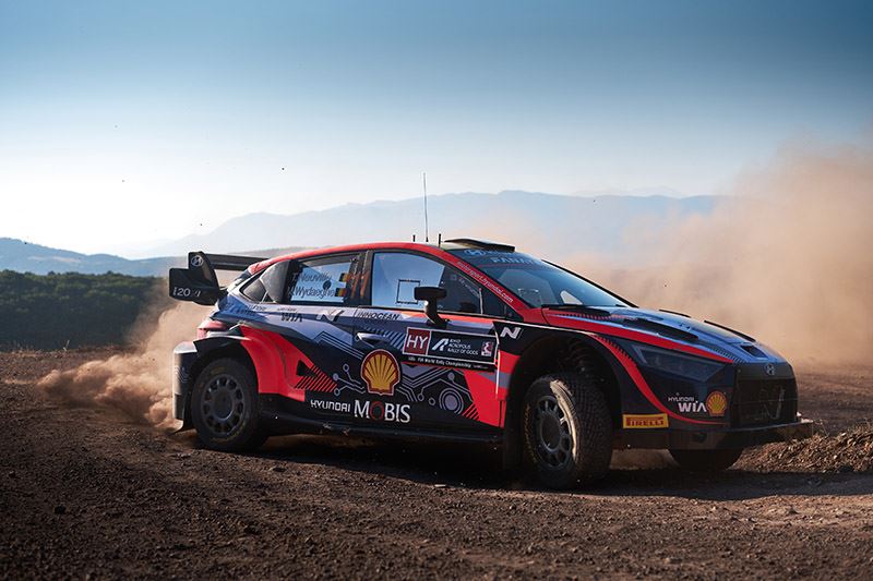Thierry Neuville van Hyundai Motorsport won in Griekenland zijn eerste rally van het seizoen, vóór zijn teamgenoten Ott Tänak en Dani Sordo.