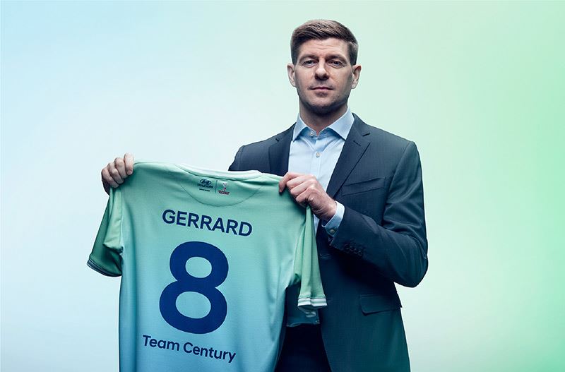 Steven Gerrard, voormalig speler van het Engelse nationale team, is de aanvoerder van Team Century.