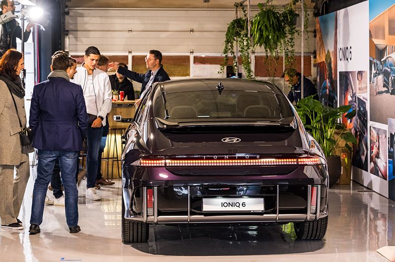 Grote belangstelling voor de Hyundai IONIQ 6 tijdens de EV Experience op Circuit Zandvoort.