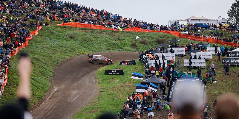 Ott Tänak in actie namens Hyundai Motorsport. De rallyrijder uit Estland eindigde als derde, voor zijn teamgenoten Thierry Neuville en Oliver Solberg.