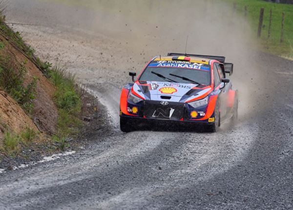 Ott Tänak op het podium in Rally van Nieuw Zeeland