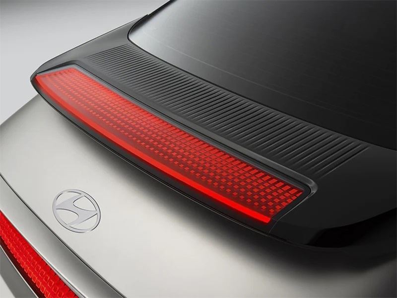 Een tweetal spoilers aan de achterzijde draagt bij aan de zeer lage luchtweerstandscoëfficiënt van de IONIQ 6.