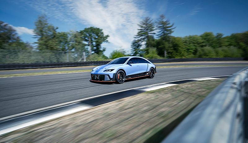 De RN22e van Hyundai is een studiemodel van een elektrische sportauto met de looks van de IONIQ 6.