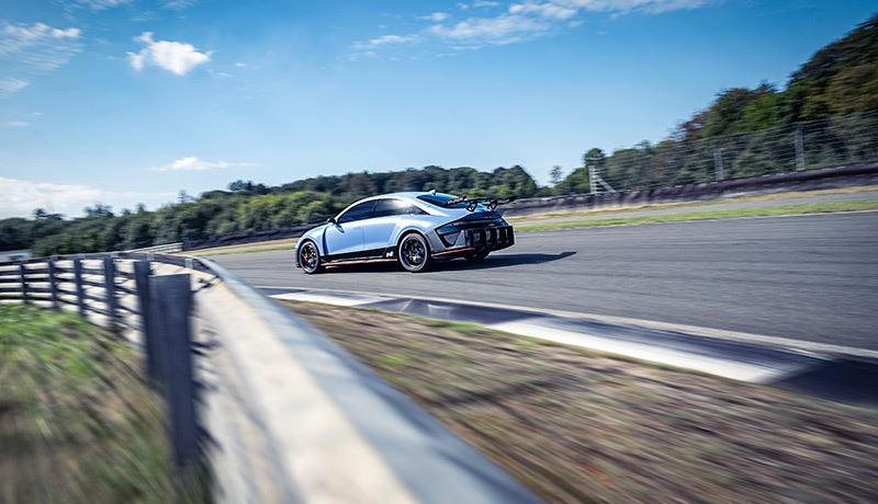 De RN22e is gebouwd op Hyundai’s Electric Global Modular Platform (E-GMP) dat innovatieve technologieën bevat zoals 800V ultrasnel opladen.