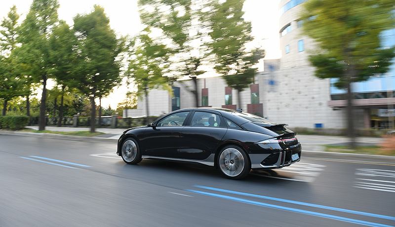 Het AD over de IONIQ 6 van Hyundai: Hij kan de strijd met de Tesla Model 3 en Polestar 2 aan.