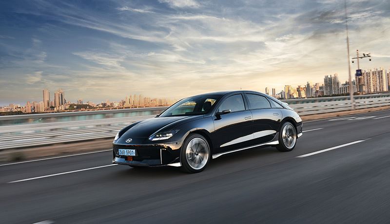 Het AD over de IONIQ 6: Hyundai belooft een rijbereik van maximaal 614 kilometer.