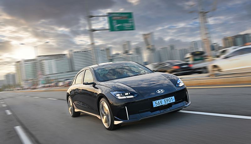 Het AD over de IONIQ 6 van Hyundai: De IONIQ 6 is voelbaar strakker afgesteld dan de IONIQ 5.