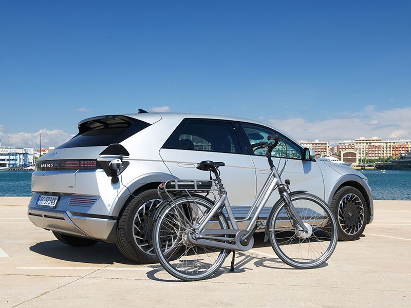 Een elektrische fiets opladen met de Vehicle-to-Load-functie (V2L) in de Hyundai IONIQ 5.