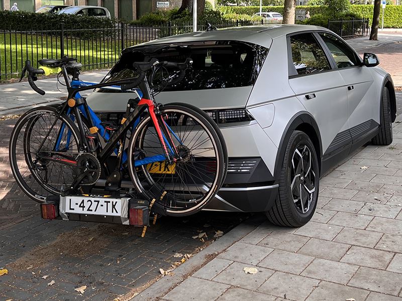 Klaar voor vertrek naar Zwitserland, in een Hyundai IONIQ 5 met fietsendrager.