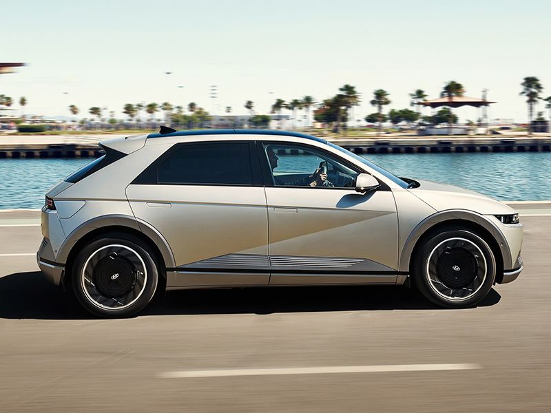 De Hyundai IONIQ 5 is verkrijgbaar met keuze uit twee batterijpakketten en achterwiel- of vierwielaandrijving.