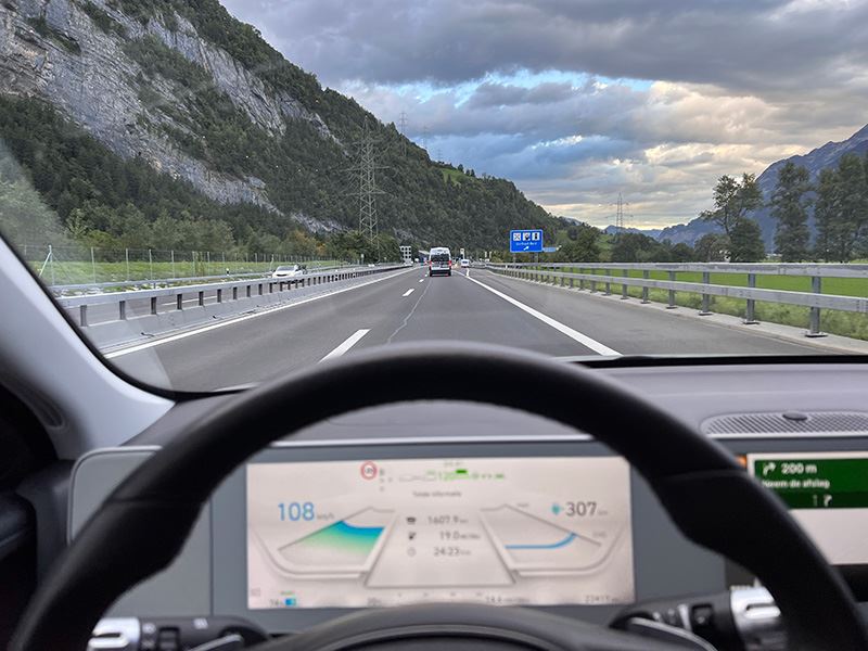 In een Hyundai IONIQ 5 met fietsendrager op vakantie in Zwitserland.