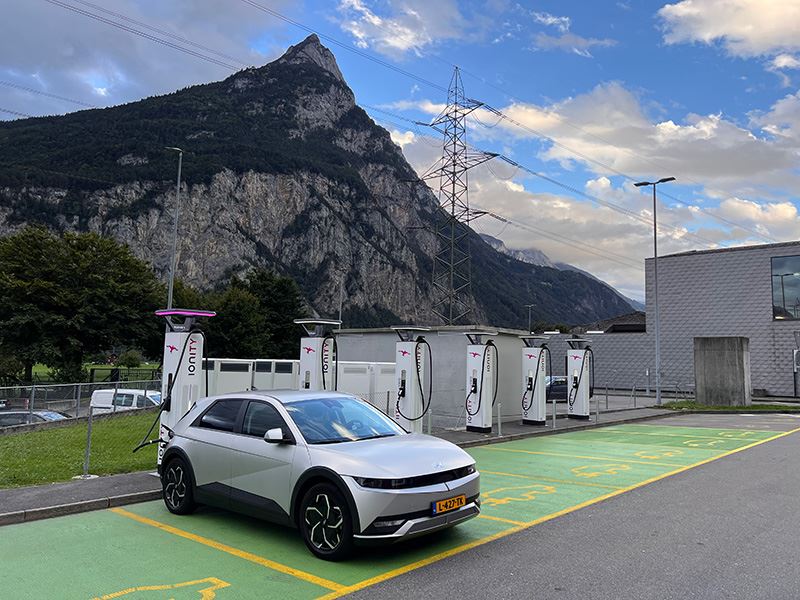 Dankzij het supersnelle laden levert de rit naar Zwitserland geen verrassingen op.