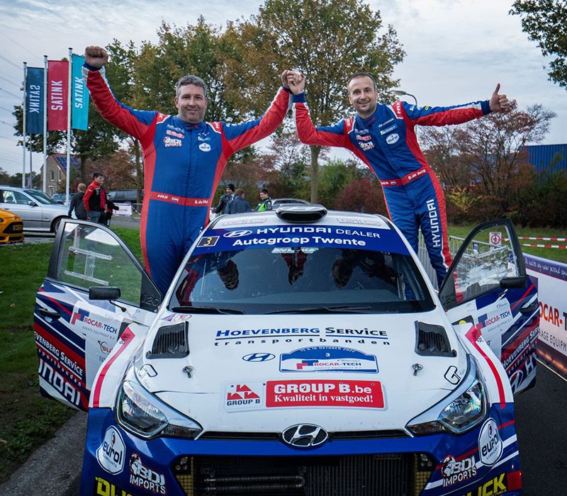 Bob de Jong (rechts) en Erik de Wild vieren hun tweede plaats in de Twente Rally (foto Marije van der Vliet).