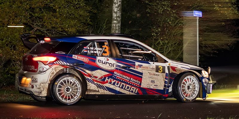 Bob de Jong en Erik de Wild in hun Hyundai i20 R5 in actie in de Twente Rally (foto Marije van der Vliet).